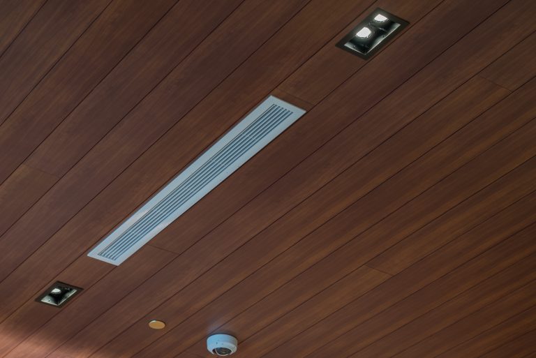 aluminum plank in the ceiling with spot light and a ventilation area